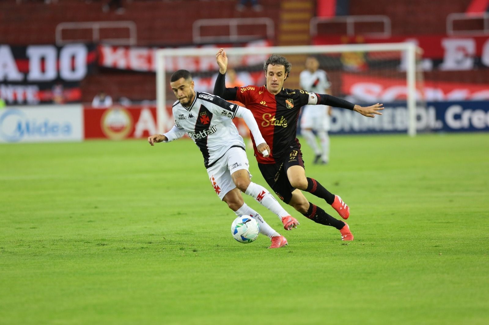 Ex-Cruzeiro e Vasco reage a golaço de Coutinho e manda recado