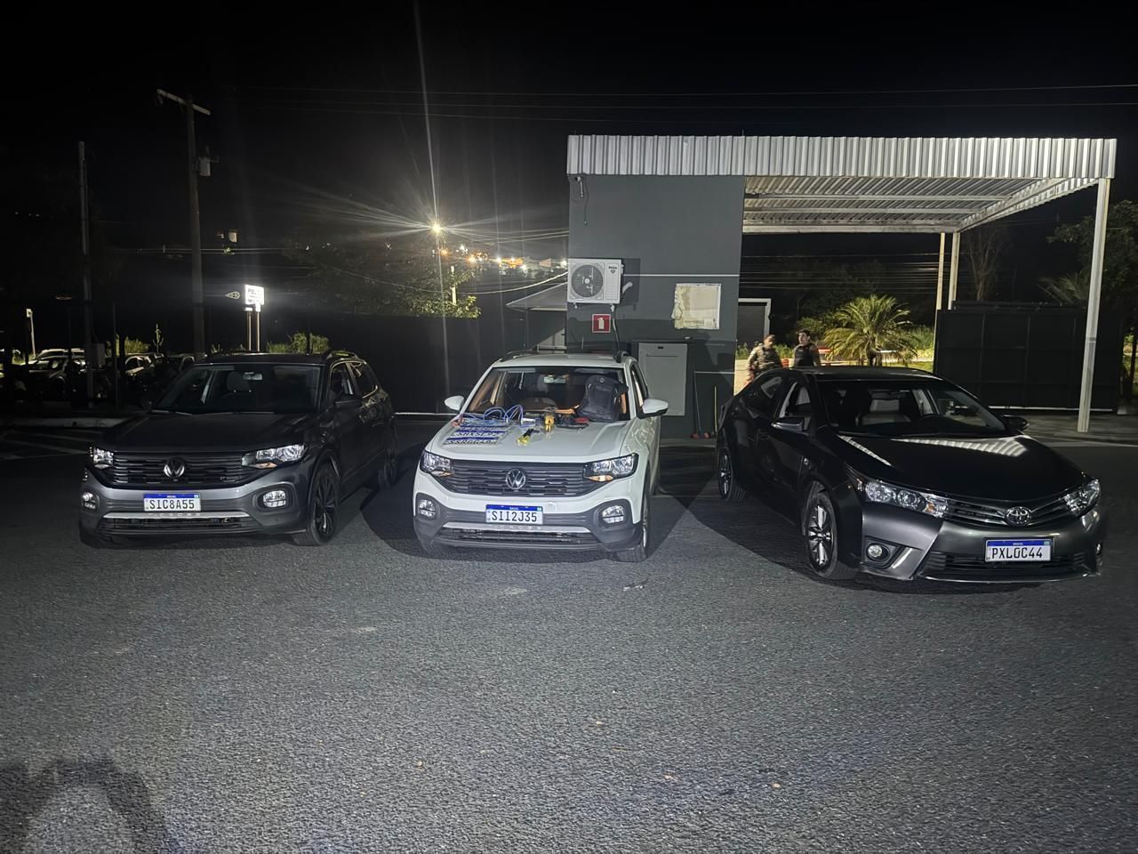 Três homens são presos por suspeita de roubo, adulteração e venda de carros de luxo na Grande BH