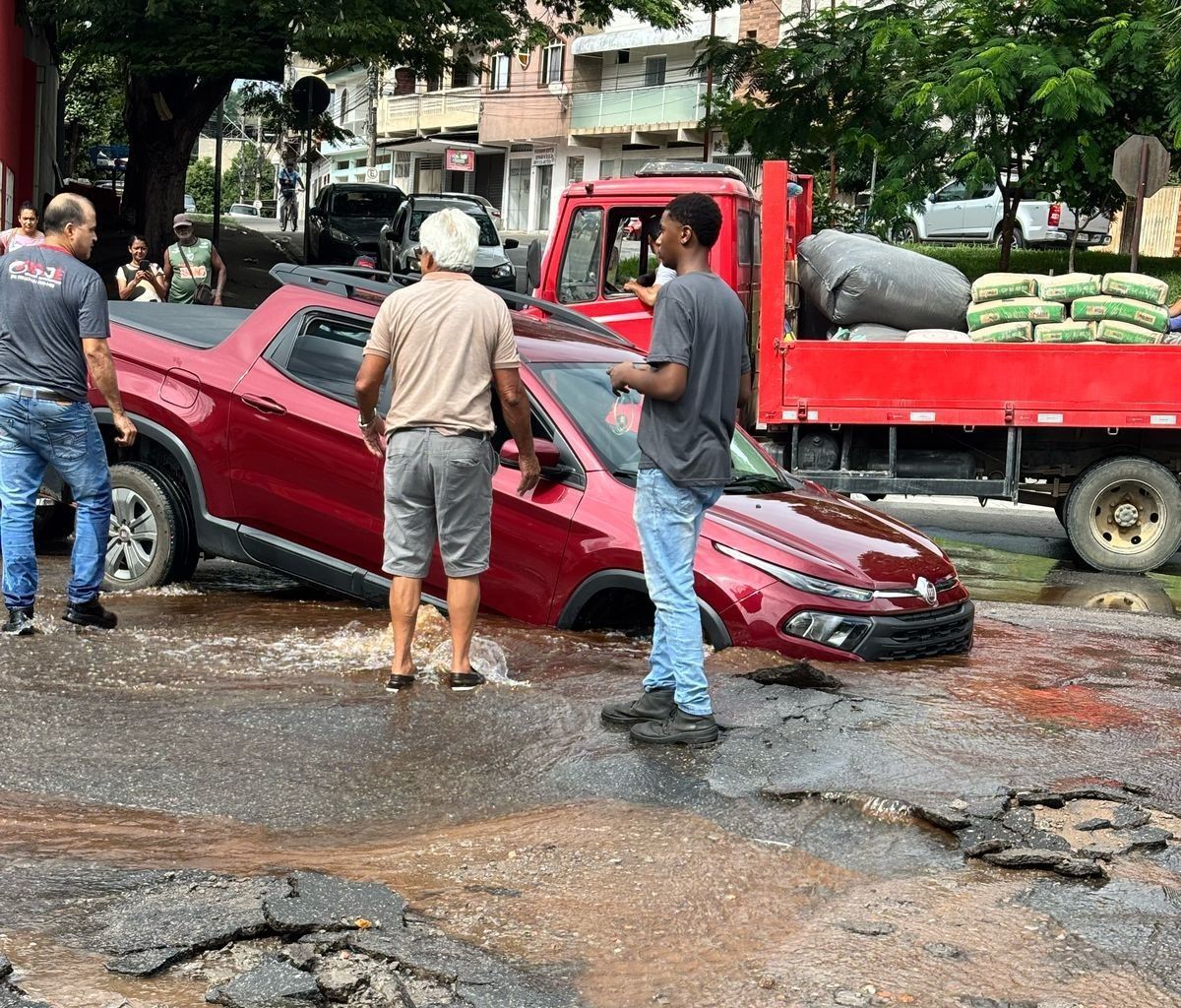 Cratera se abre em avenida de Timóteo e carro é parcialmente engolido