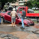 Cratera se abre em avenida de Timóteo e carro é parcialmente engolido