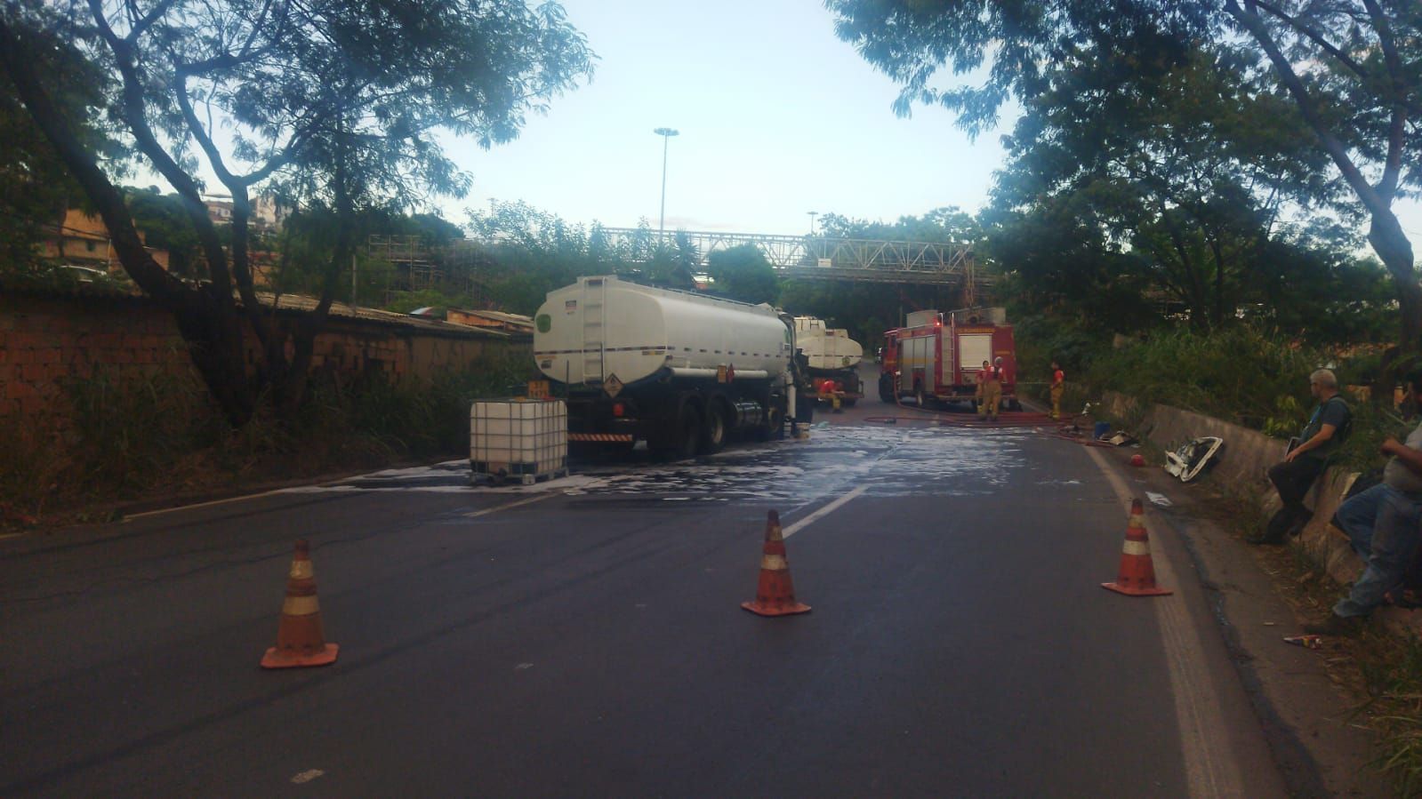 Trânsito em BH: interdição da BR-381 após acidente de caminhão-tanque completa 4 horas