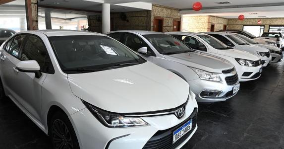 carros_no_estacionamento.jpeg