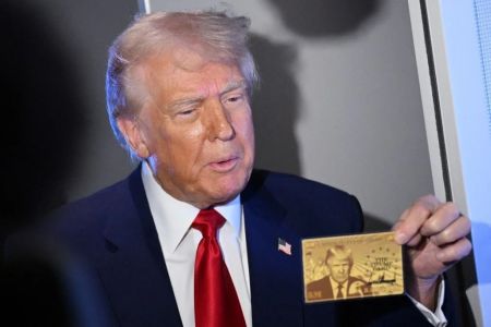 Trump segura o novo "gold card"