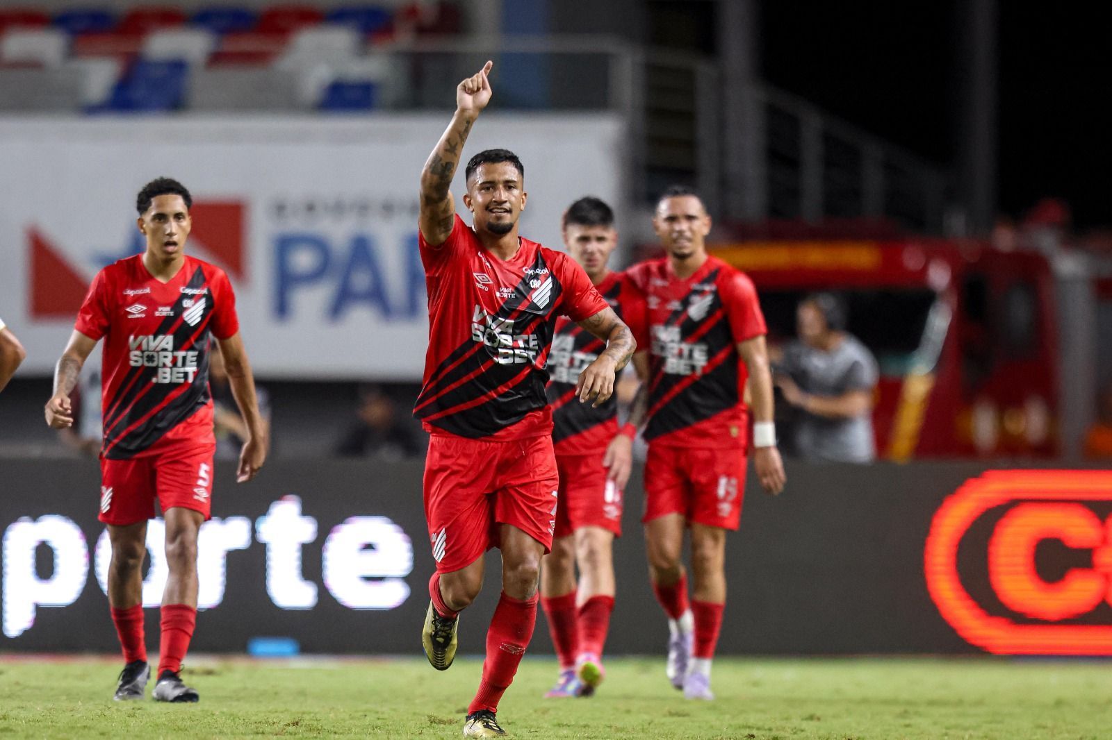 Reforço decide, e Athletico derrota Paysandu em estreia na Série B