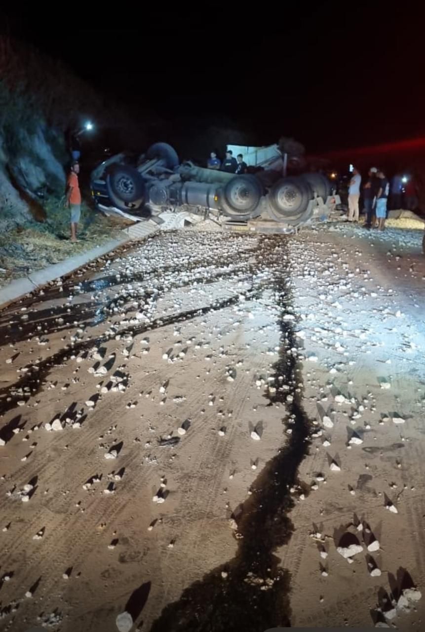Mulher morre em capotamento de carreta na BR-251, em Minas