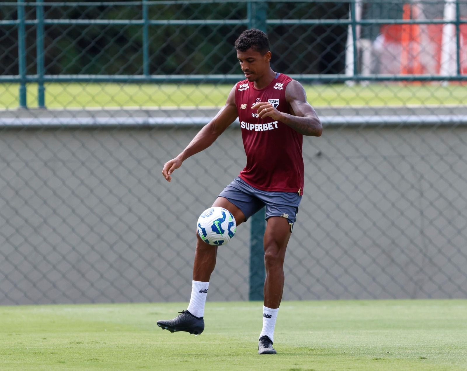 Luiz Gustavo, do São Paulo, é internado após diagnóstico de tromboembolismo pulmonar