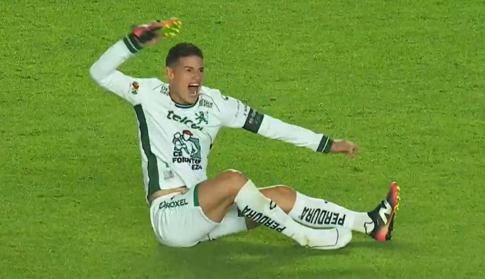 Enfurecido, James Rodríguez atira chuteira na direção de árbitro no México