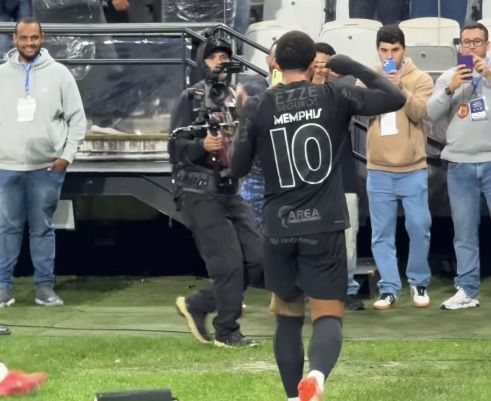 Depay dispara contra o VAR após vitória do Corinthians e critica ofício da CBF