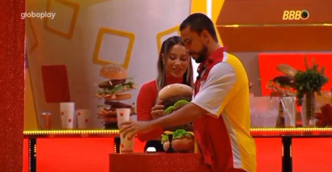 BBB 25: Maike tenta ganhar beijo de Renata após troca de flertes