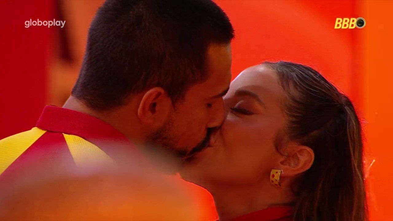 Maike e Renata trocam beijos em festa do BBB 25; veja o momento