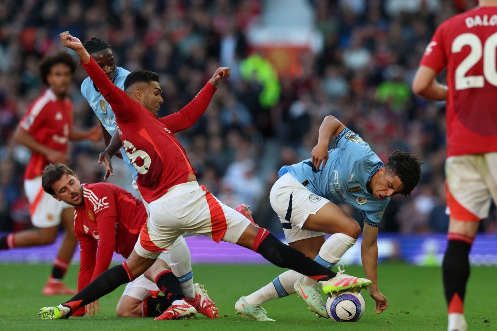 Manchester City e United empatam em clássico morno pela Premier League