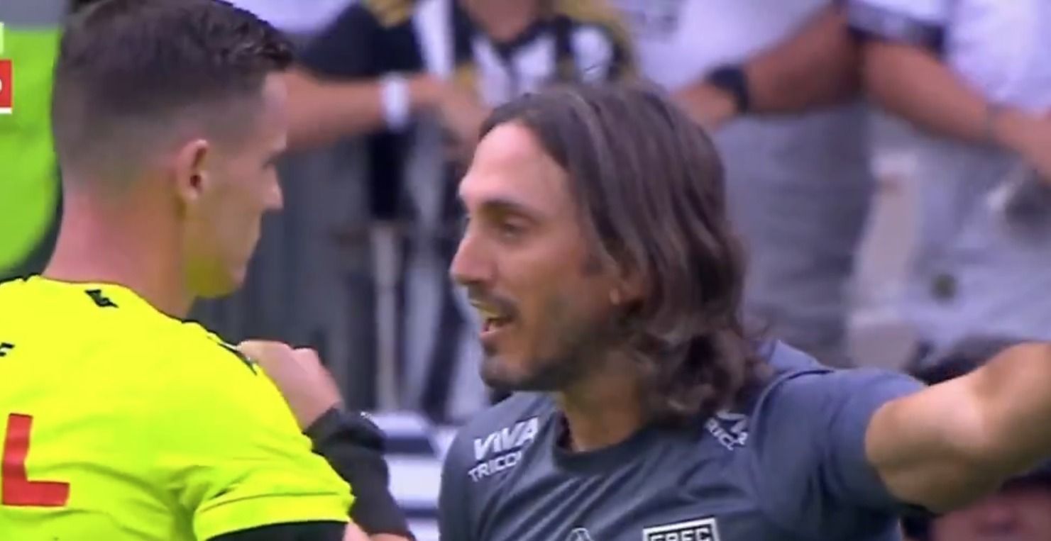 Atlético x São Paulo: Zubeldía grita com árbitro, invade campo e é expulso