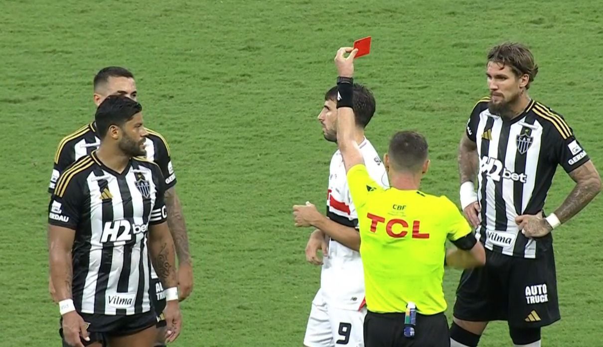 Calleri acerta cotovelada em Alonso e é expulso de jogo entre Atlético e São Paulo