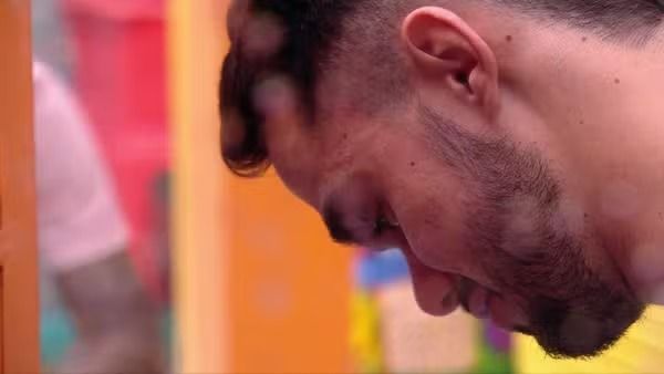 BBB 25: João Pedro se emociona ao lembrar da avó em conversa com o irmão