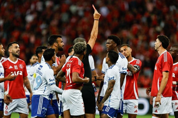 Jonathan Jesus, zagueiro do Cruzeiro, foi expulso no duelo com o Internacional, em Porto Alegre