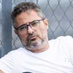 Alexandre Mattos vai ao CT Rei Pelé e se diz feliz por oportunidade no Santos