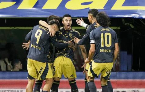 Rodrigo Battaglia (centro) comemora gol pelo Boca Juniors-ARG sobre o Barracas-ARG