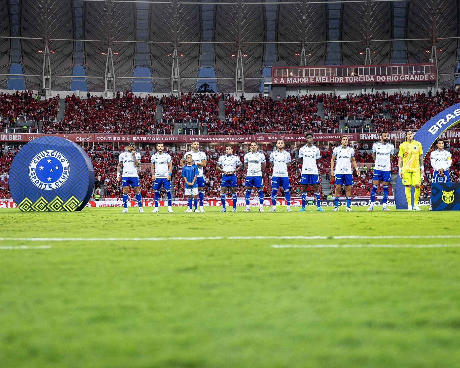 Cruzeiro toma decisão sobre entrevistas de jogadores e técnico após derrota para o Inter