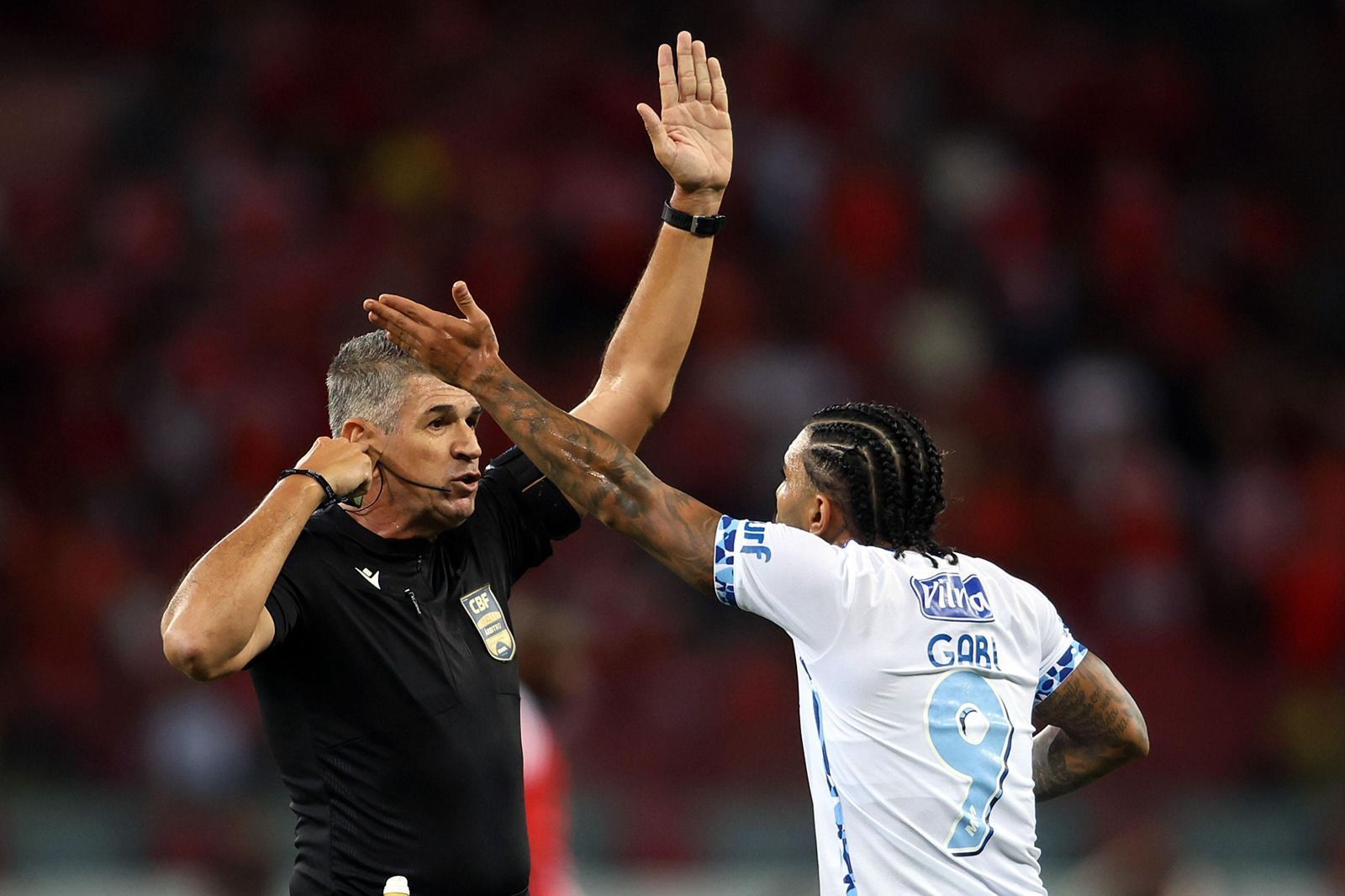 CBF divulga áudio de análise do VAR sobre expulsão polêmica em Inter x Cruzeiro; ouça