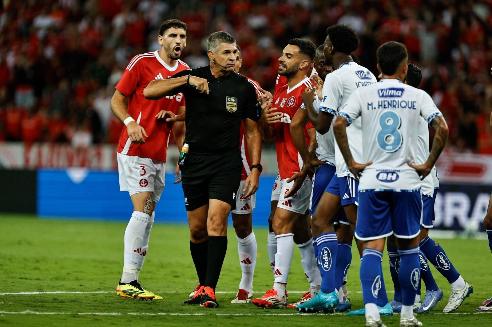 Árbitro deixa ‘geladeira’ após polêmica em Inter x Cruzeiro e é escalado pela CBF