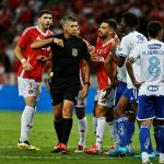 Torcedores do Inter defendem a expulsão de Jonathan, do Cruzeiro