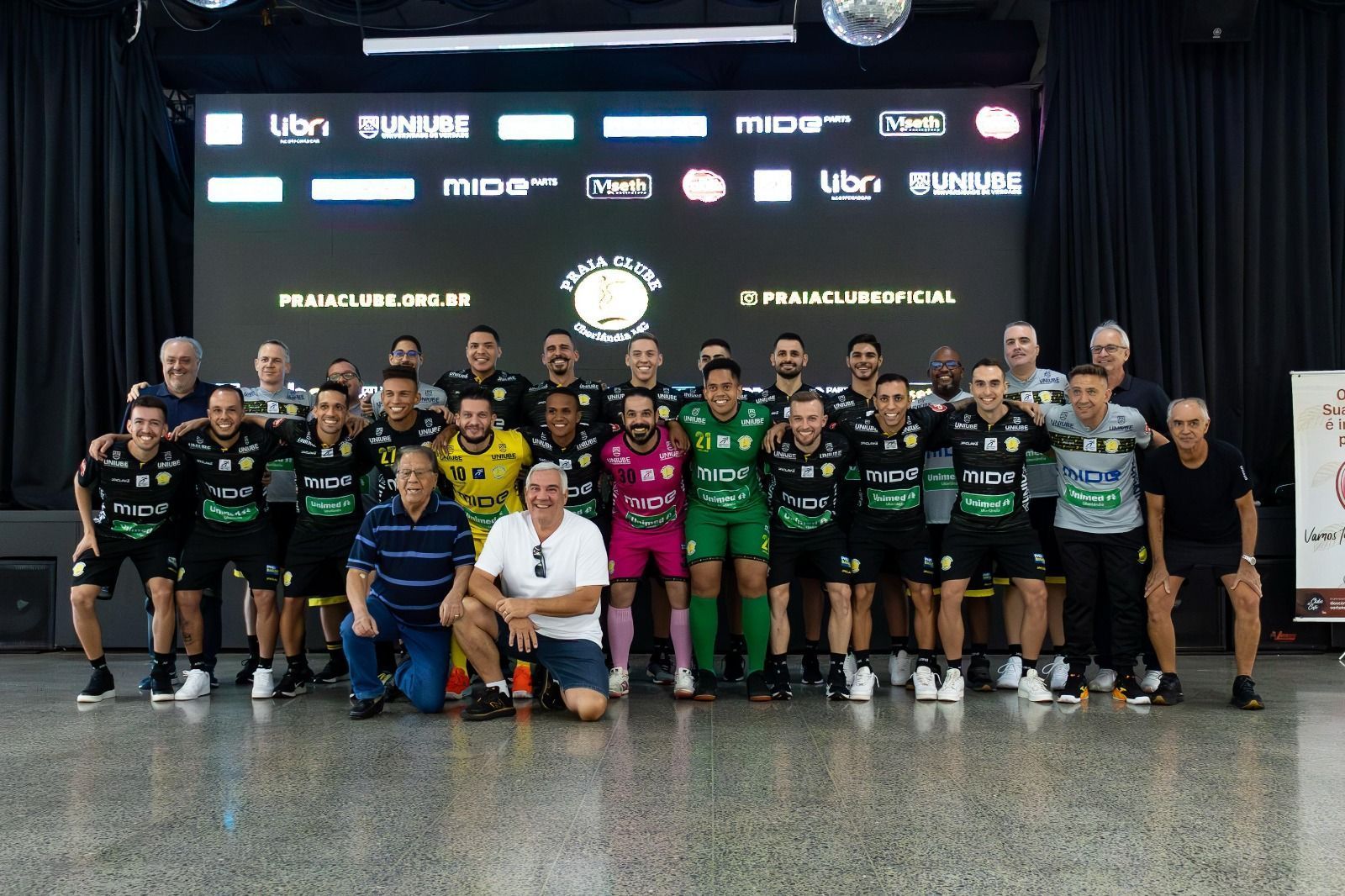 Com oito reforços, Praia Clube apresenta elenco de futsal para a temporada