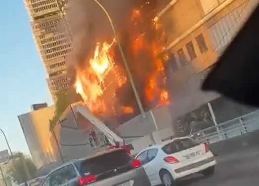 Incêndio de grandes proporções atinge usina de reciclagem em Paris; veja vídeo
