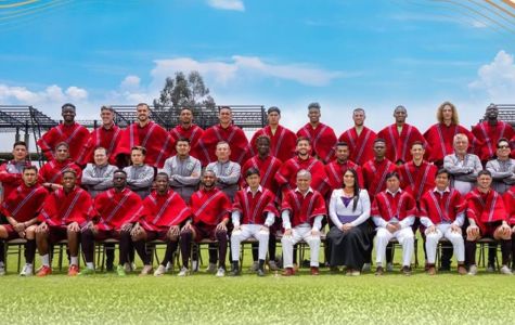 Elenco, comissão técnica e direção do Mushuc Runa reunidos