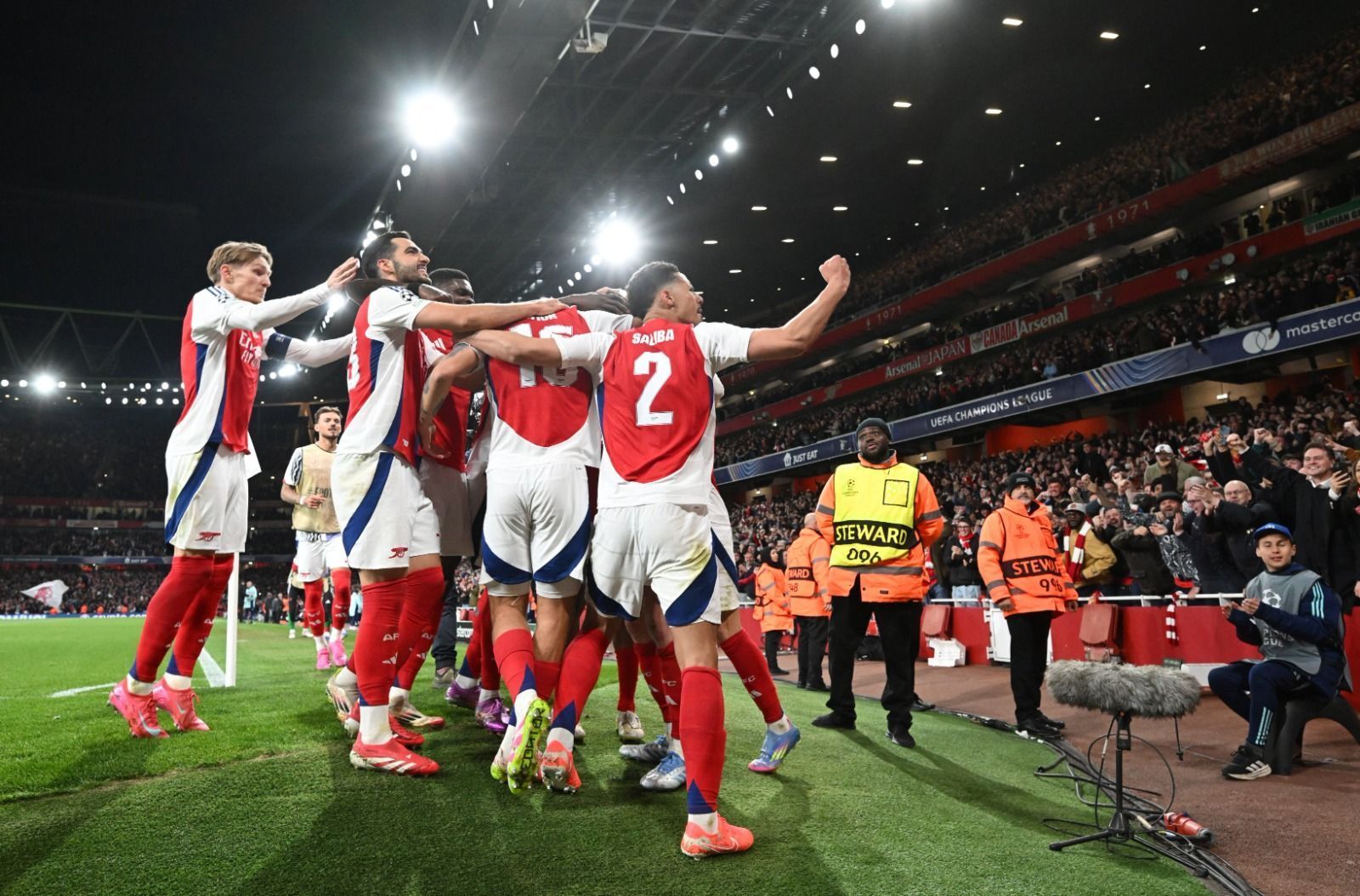 Rice faz golaços, Arsenal goleia Real Madrid e encaminha vaga na Champions
