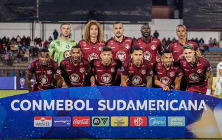 Time do Mushuc Runa reunido antes de jogo da Copa Sul-Americana