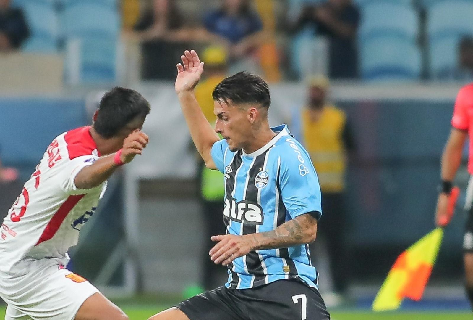 Ex-Atlético discute com companheiro de equipe no intervalo de Grêmio x Atlético Grau