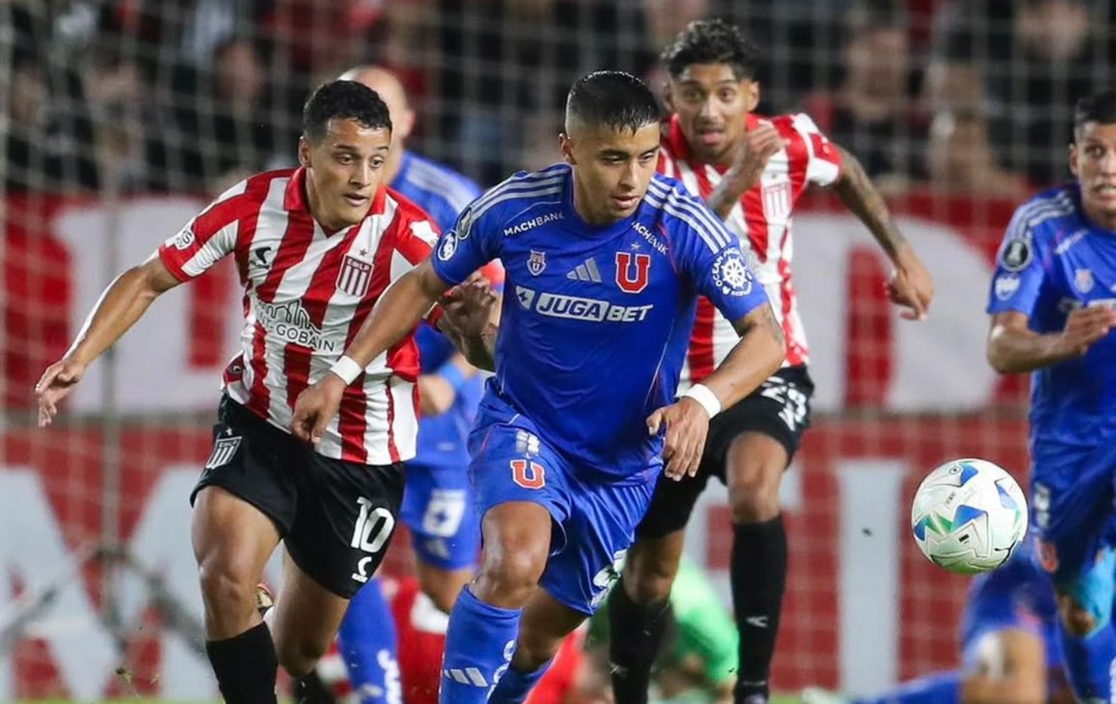 Universidad de Chile vira contra Estudiantes e lidera grupo do Botafogo na Libertadores