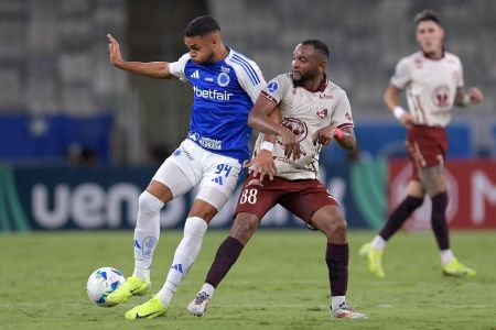 Wanderson em ação na partida entre Cruzeiro e Mushuc Runa