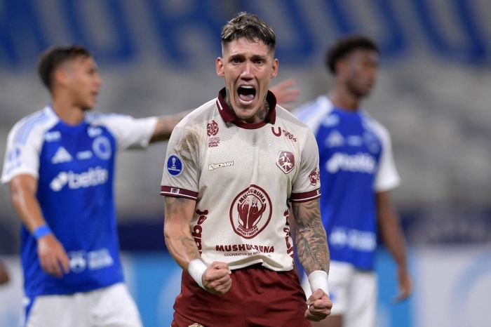 Bentaberry comemora gol da vitória do Mushuc Runa sobre o Cruzeiro no Mineirão