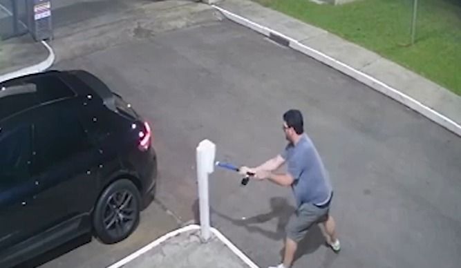 Vídeo: Advogado tem 'dia de fúria' e destrói condomínio no DF