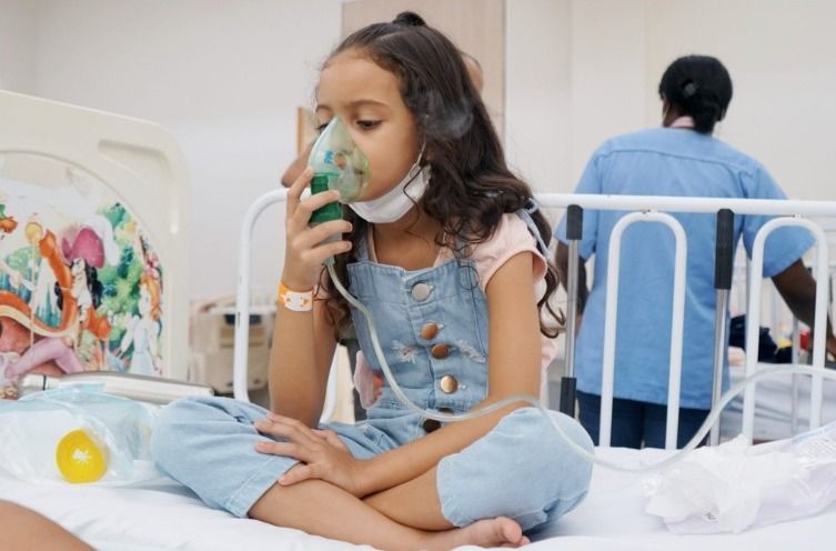 Cuidados com as crianças no outono e inverno: médica alerta sobre aumento de doenças respiratórias