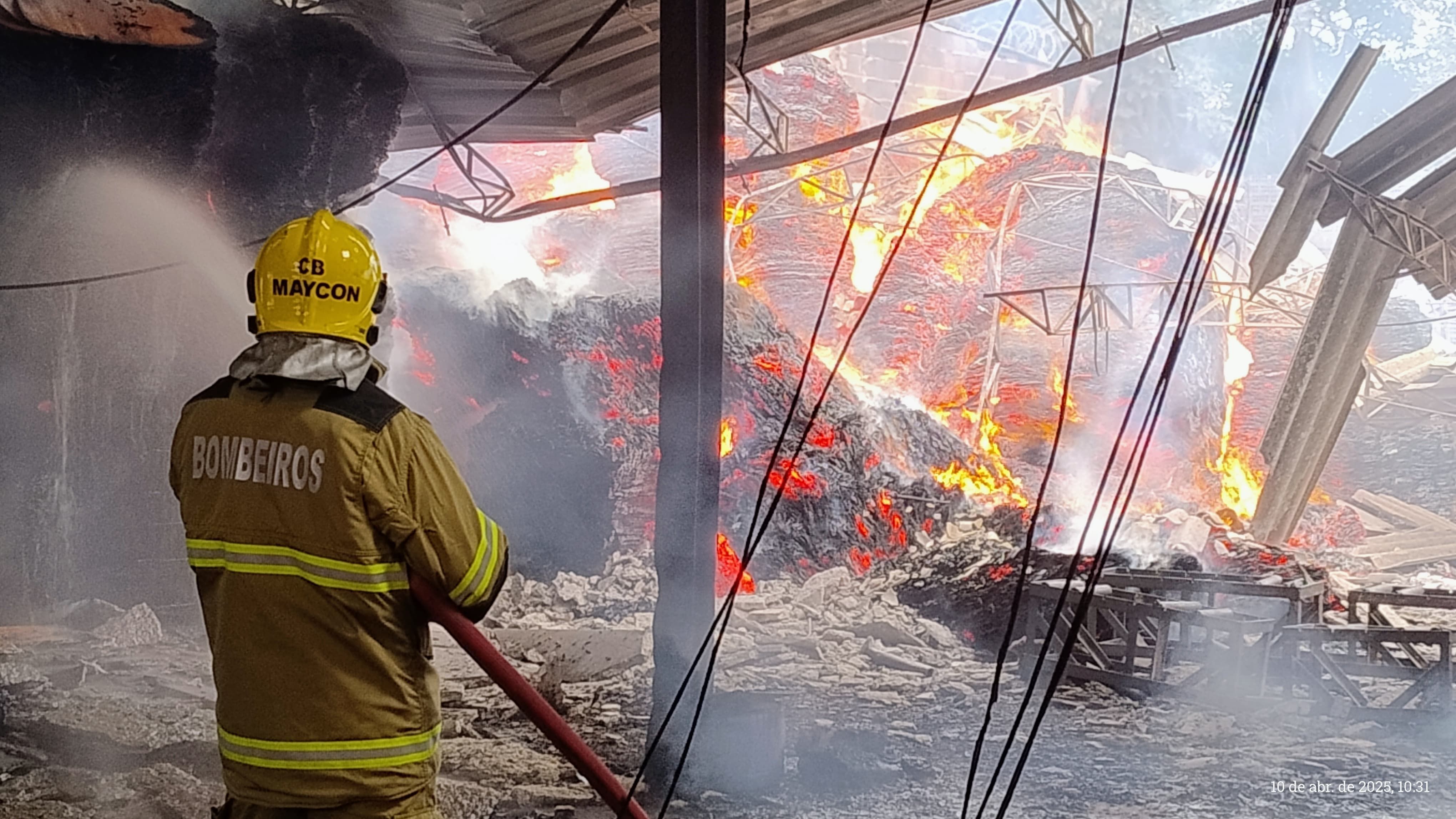 Incêndio de grandes proporções atinge fábrica de compensados em Ipatinga; veja fotos