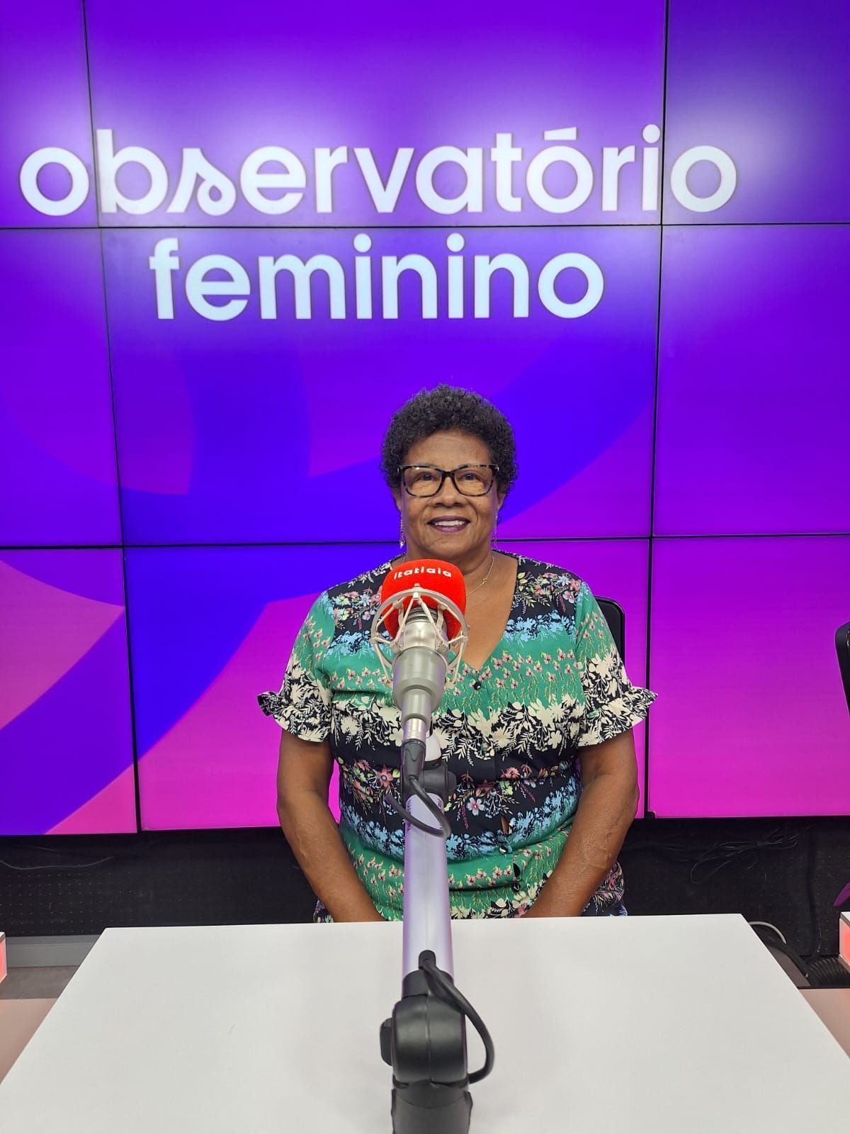Podcast conta história de estagiária que realiza sonho de ser jornalista aos 65 anos