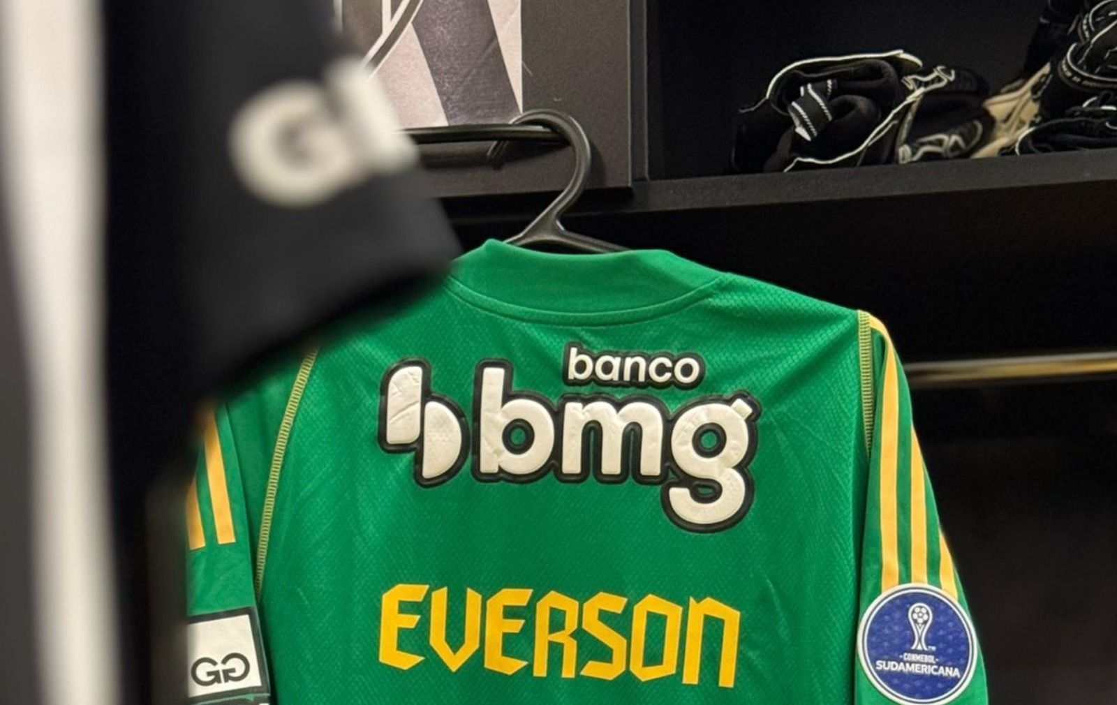 Atlético estreia nova camisa de goleiro em duelo contra o Iquique; veja