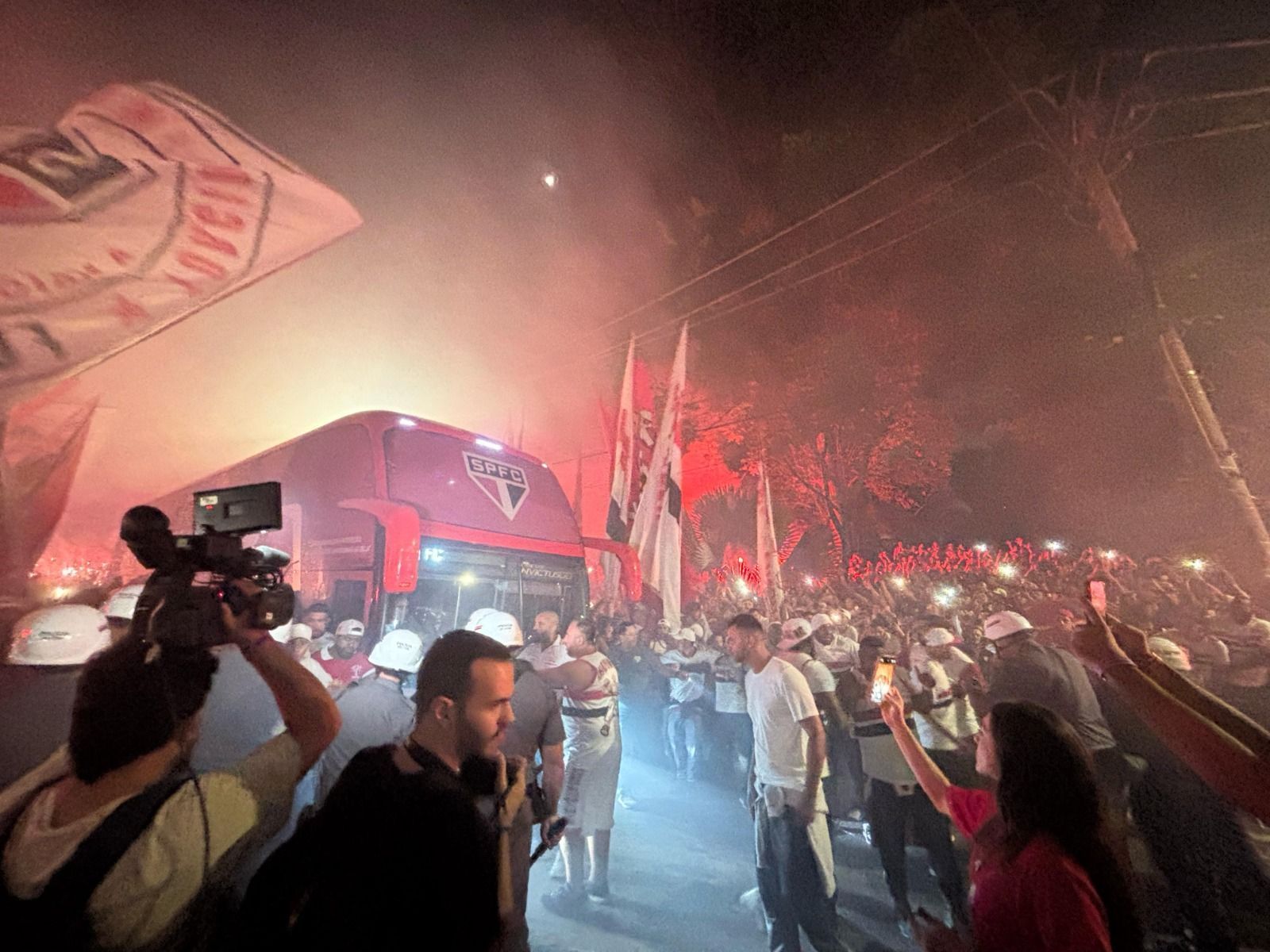 Torcida do São Paulo faz 'carnaval' em recepção do elenco, e ídolo é festejado; fotos