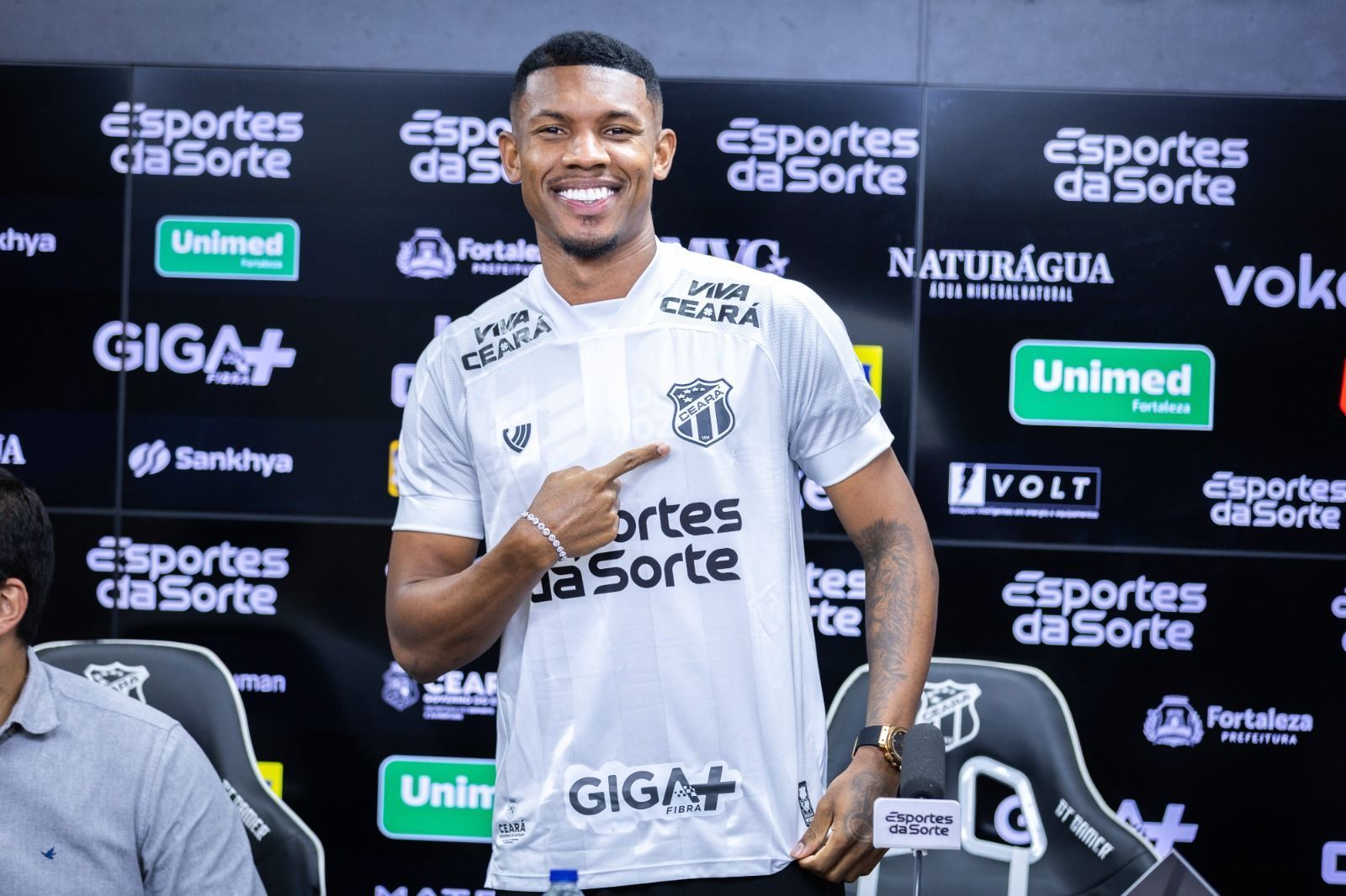 Ex-Fluminense é apresentado no Ceará e revela porque ainda não estreou