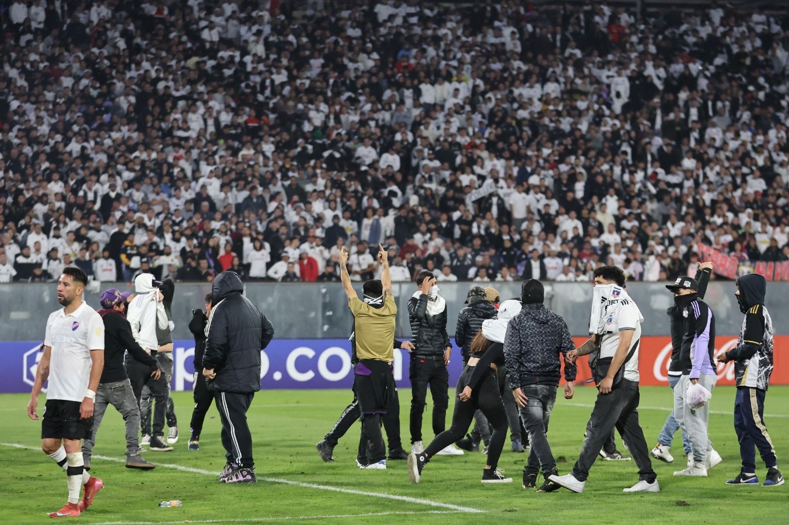 Veja possíveis punições ao Colo-Colo após incidentes em jogo da Libertadores