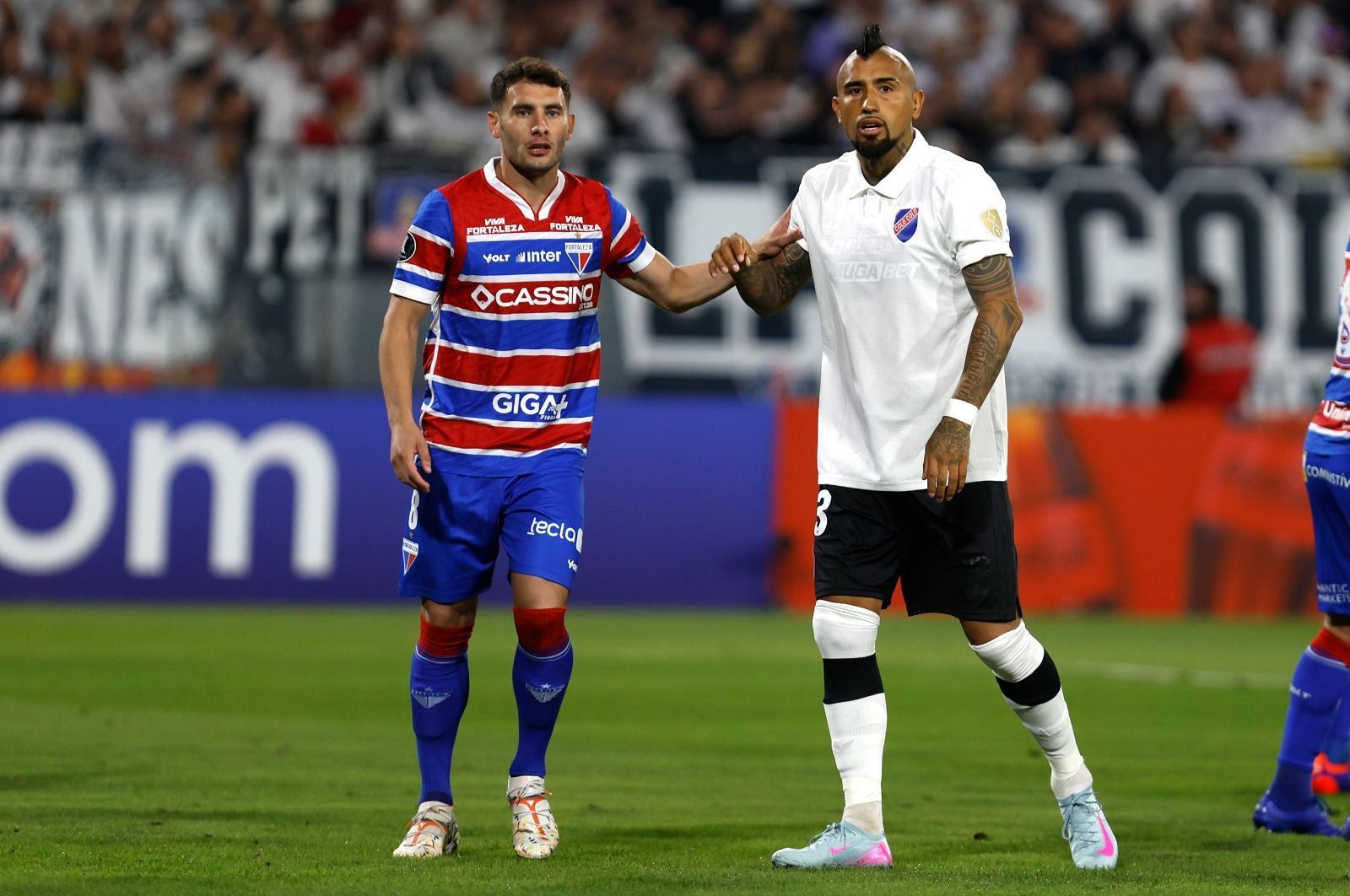 Fortaleza atualiza situação de jogadores após invasão de torcedores do Colo-Colo