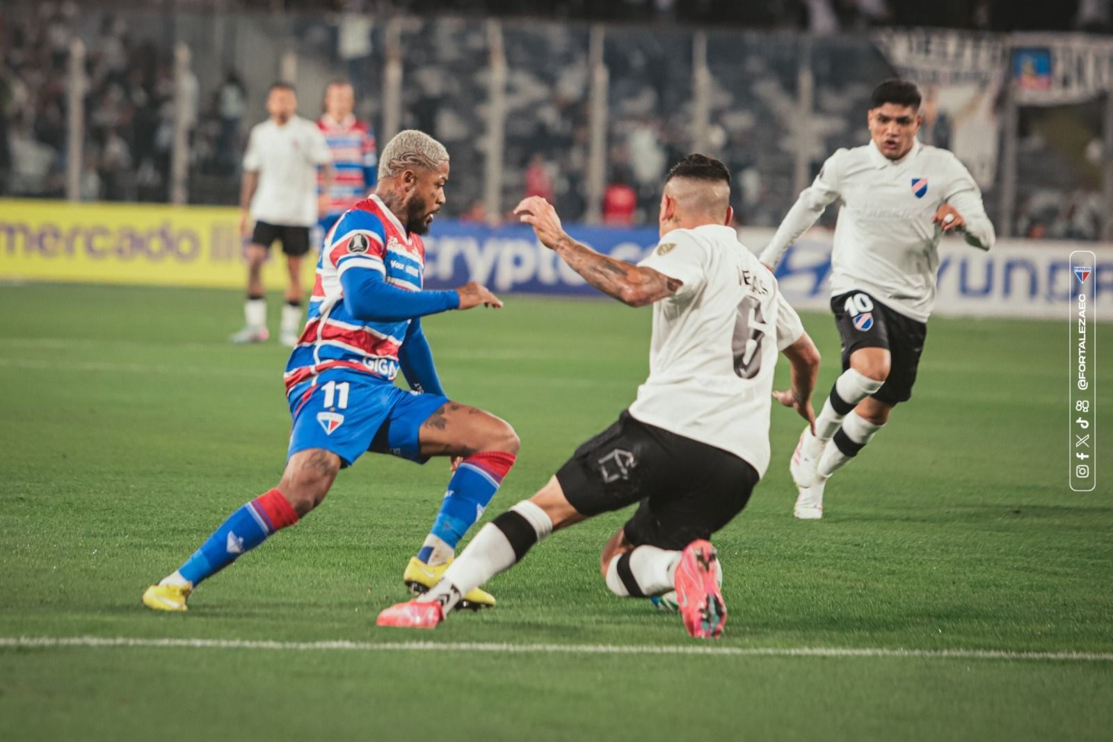 Conmebol cancela Colo-Colo x Fortaleza pela Libertadores após invasão e caos