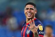 Ex-Grêmio e Athletico-PR vive fase artilheira e se naturaliza para defender seleção