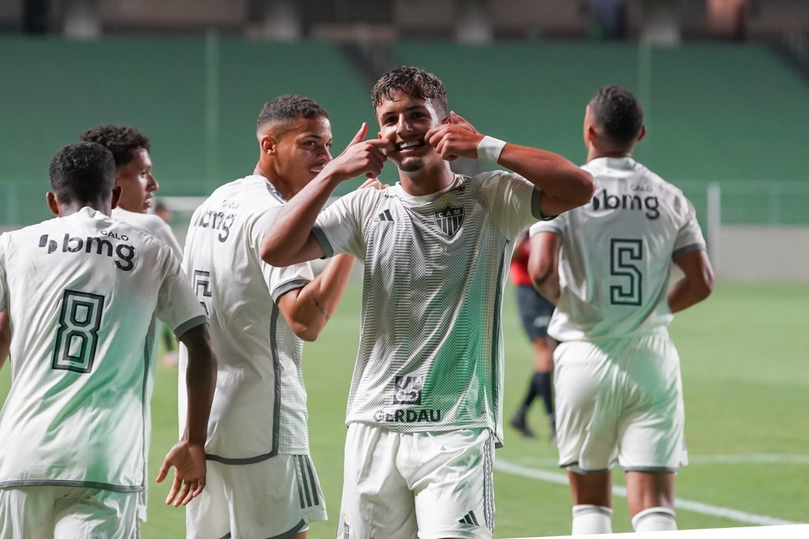 Pai diz que Iseppe foi liberado para voltar aos treinos; Atlético mantém cautela