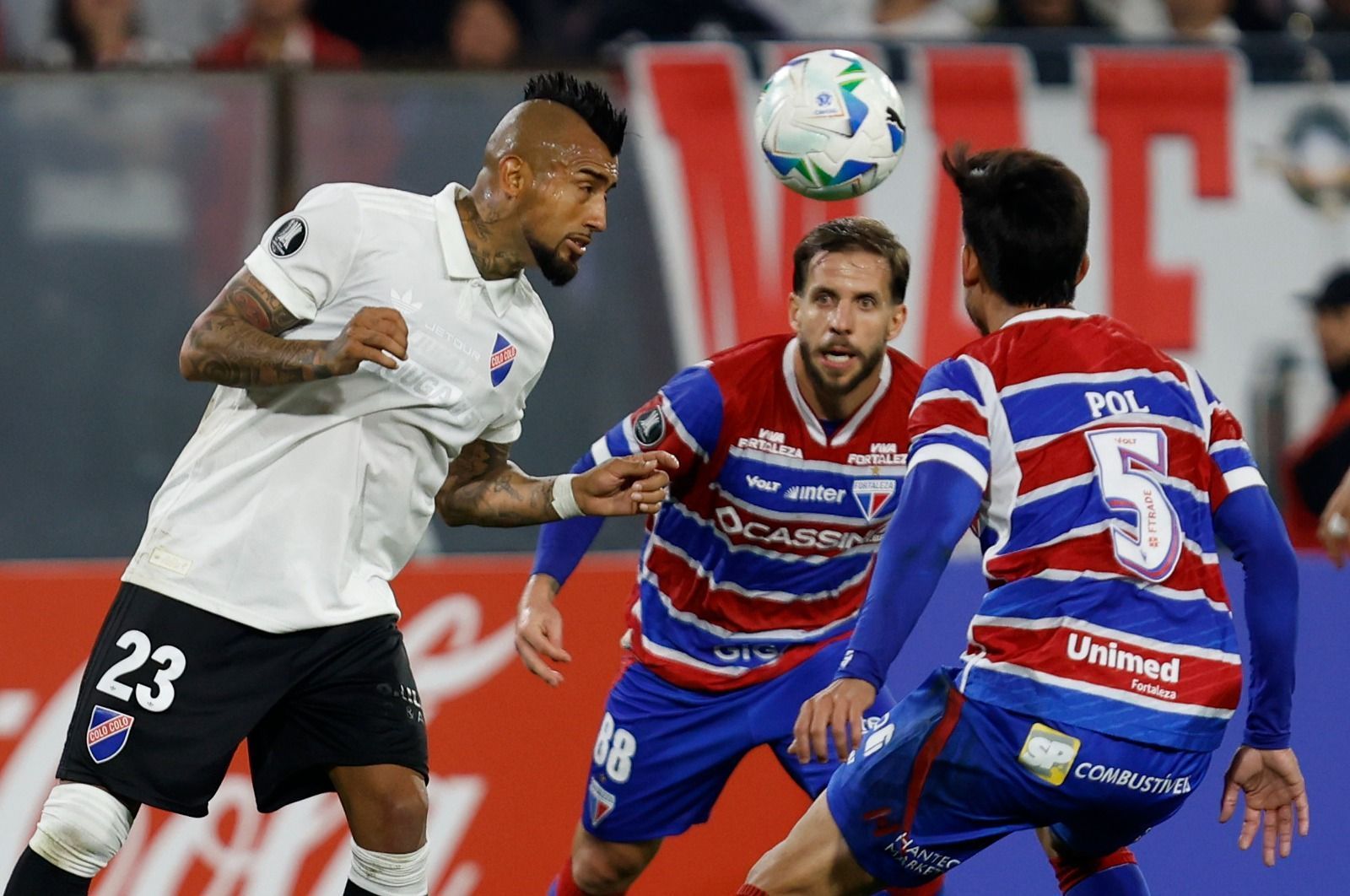Conmebol toma decisão sobre invasão de torcedores do Colo-Colo na Libertadores