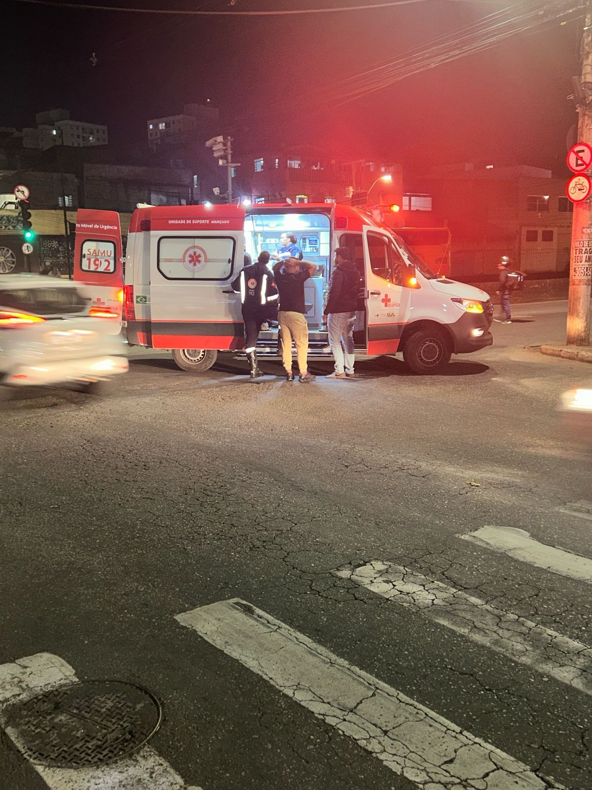 Acidente entre Corsa e moto deixa entregador de app ferido em BH