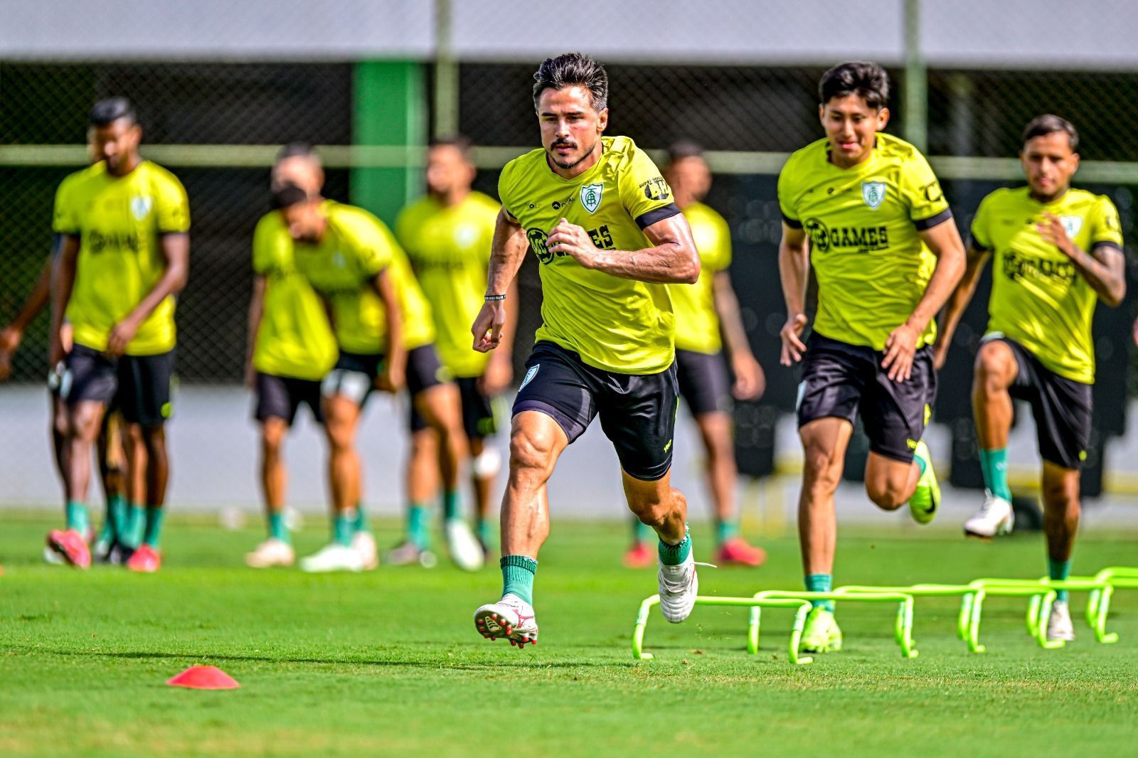 William Batista ganha reforços para jogo do América na Série B; veja lista de relacionados