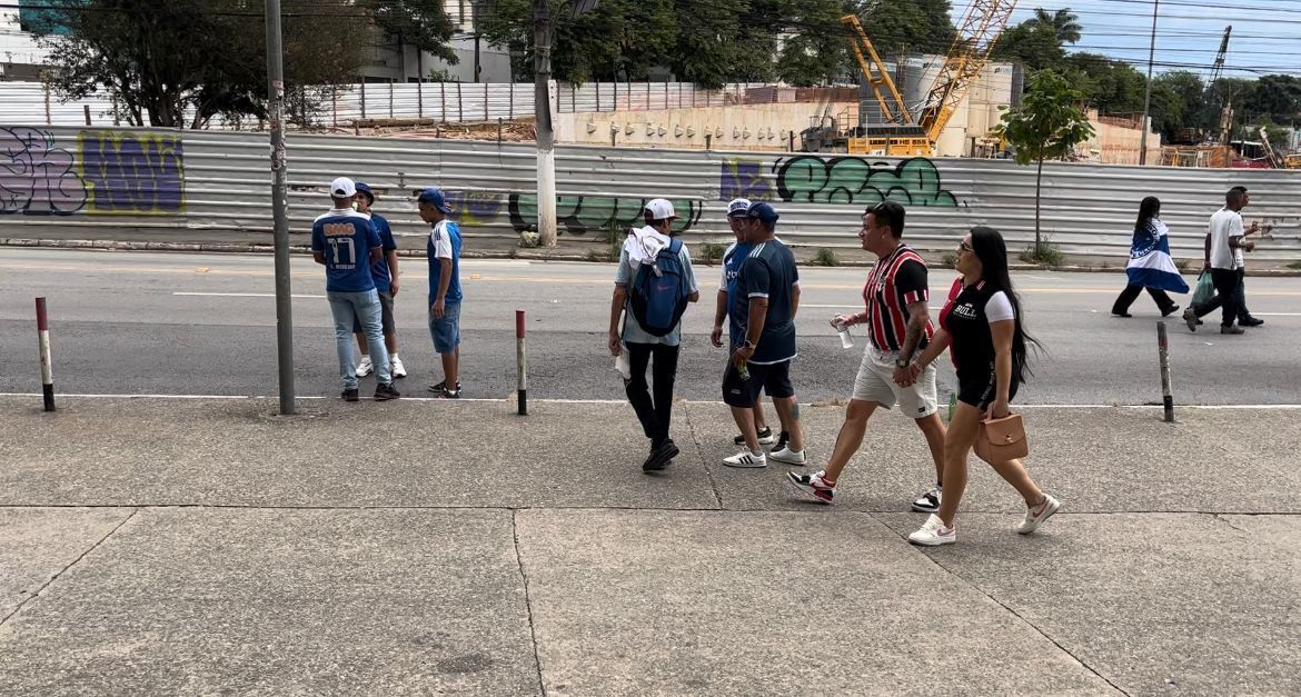 Torcedores de São Paulo e Cruzeiro confraternizam no Morumbis antes de jogo pelo Brasileiro